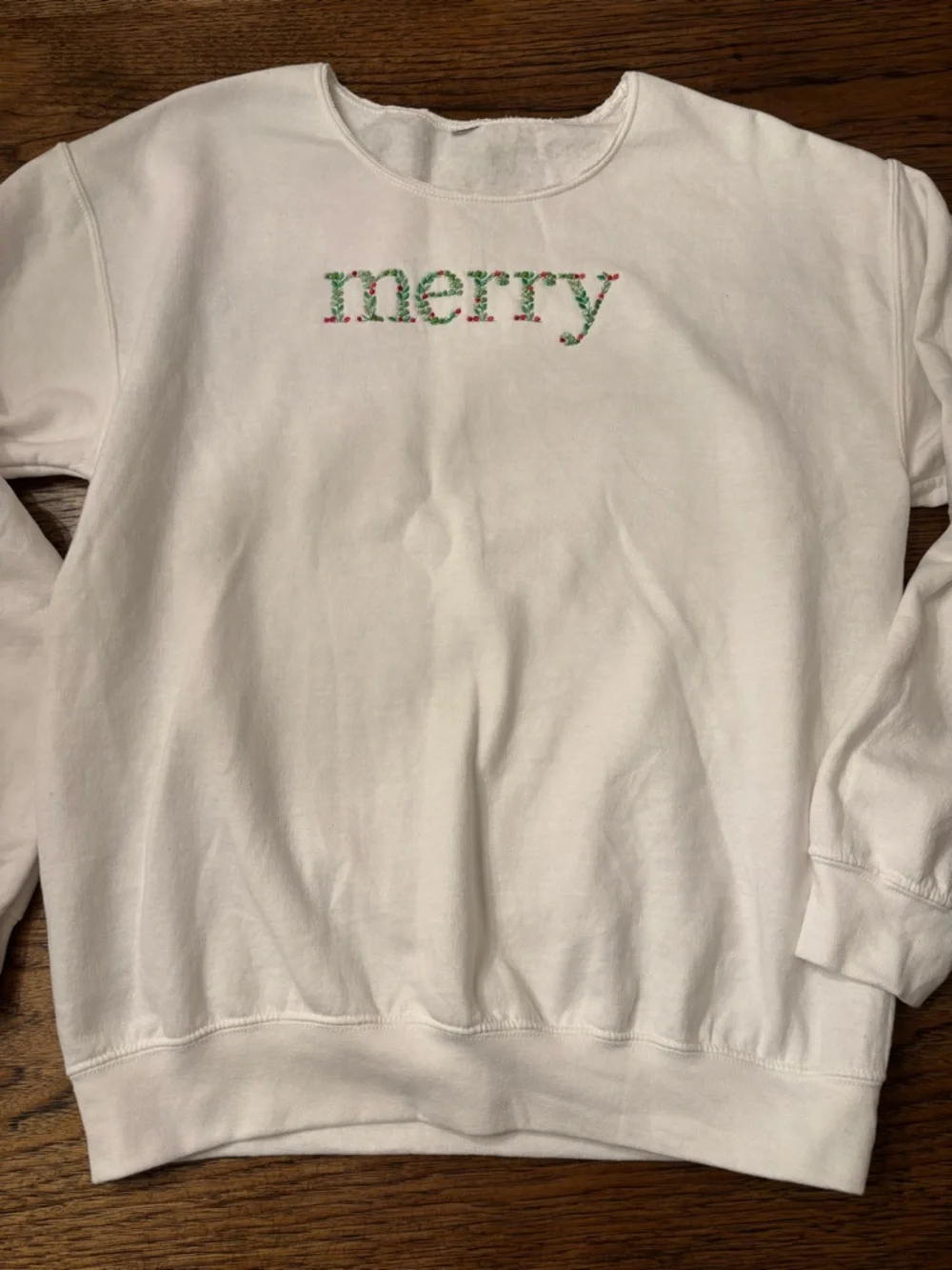 Merry Embroidered Christmas Sweatshirt White Holly Berry Holiday Women’s Medium